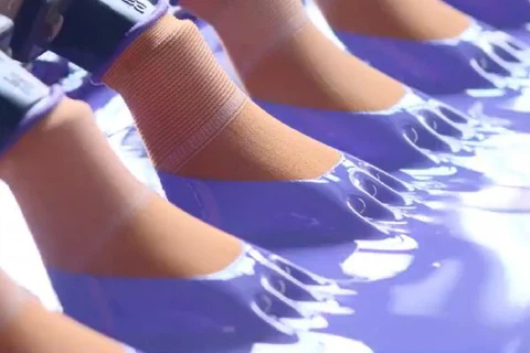 Anwendung von Latexhandschuhen